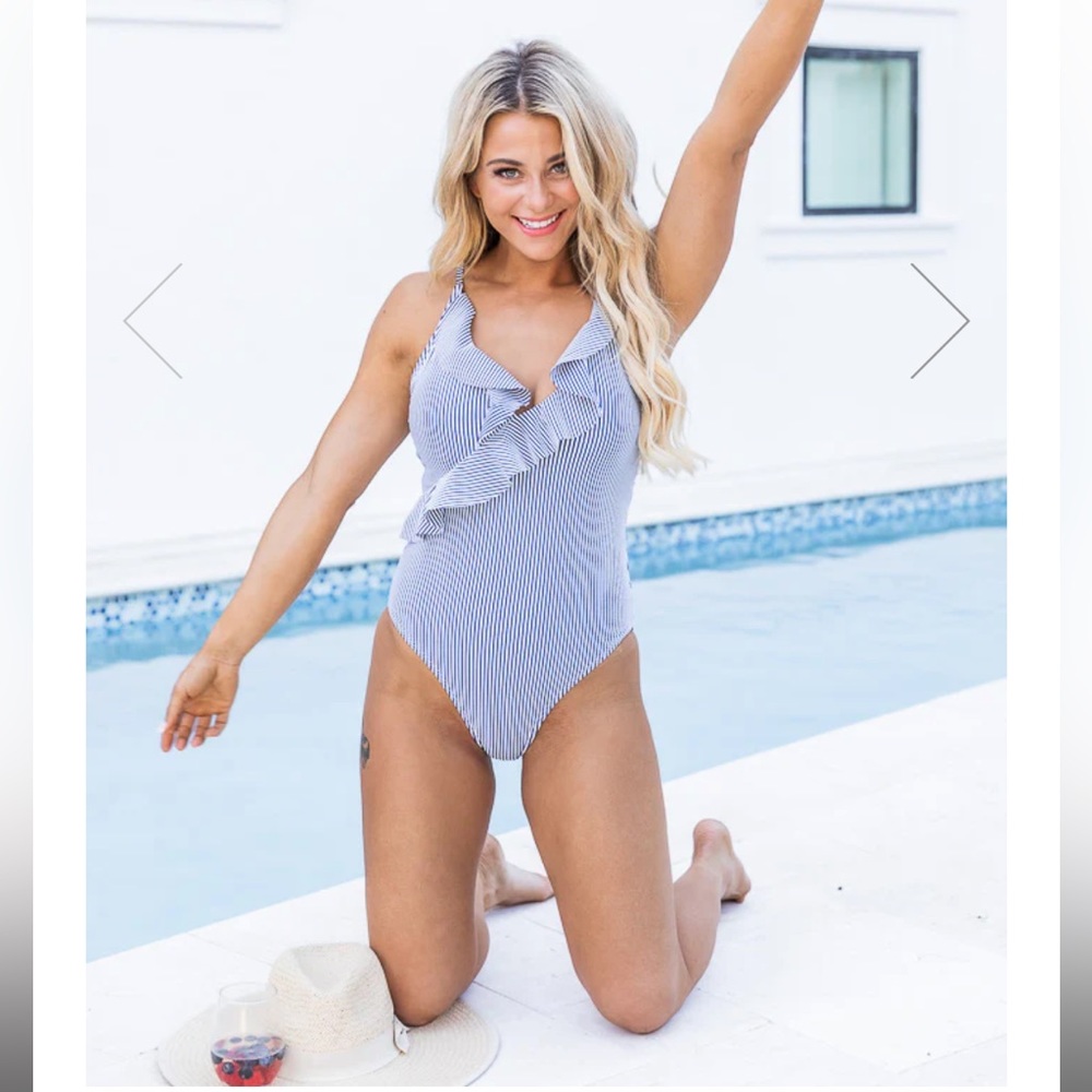 FILL YOUR TIME NAVY STRIPE TEXTURED SWIMSUIT SZ MEDIUM